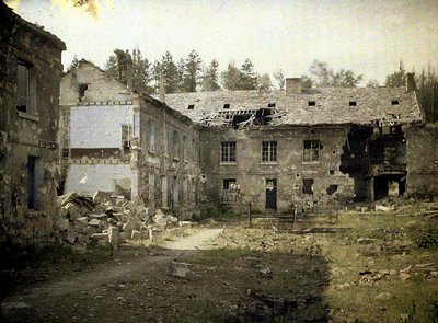 Fabbrica di vetro, Vauxrot, Cuffies, Aisne, Francia, 1917 da Fernand Cuville